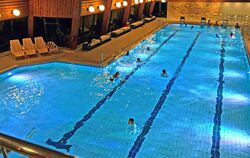 Alle Schwimmer im Gomadinger Hallenbad können sich freuen. Die Eintrittspreise werden nicht erhöht.  FOTO: LENK