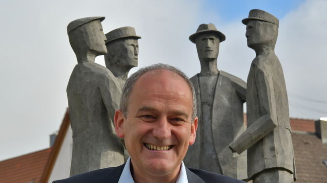 Der Sonnenbühler Bürgermeister Uwe Morgenstern im Jahr 2017 vor dem Rathausbrunnen, als er sich zur Wiederwahl stellte. Seine zw