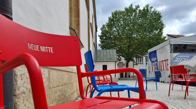 Es werden mehr: Die Stadt schafft weitere rote und blaue Stühle für den Marktplatz an.