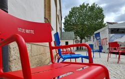 Es werden mehr: Die Stadt schafft weitere rote und blaue Stühle für den Marktplatz an. 