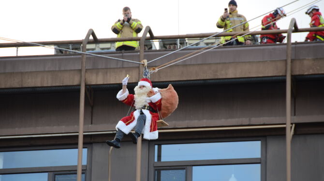 Flieg, Nikolaus, flieg: 50 Meter am Seil legte der Schutzpatron gestern am Tübinger Klinikum zurück, bevor er sich den Kindern z