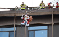 Flieg, Nikolaus, flieg: 50 Meter am Seil legte der Schutzpatron gestern am Tübinger Klinikum zurück, bevor er sich den Kindern z