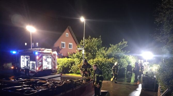 Weil das Grabensystem noch nicht fertig ist, muss die Feuerwehr im Bereich Tannhäuserstraße/Siegfriedstraße bei Starkregen regel