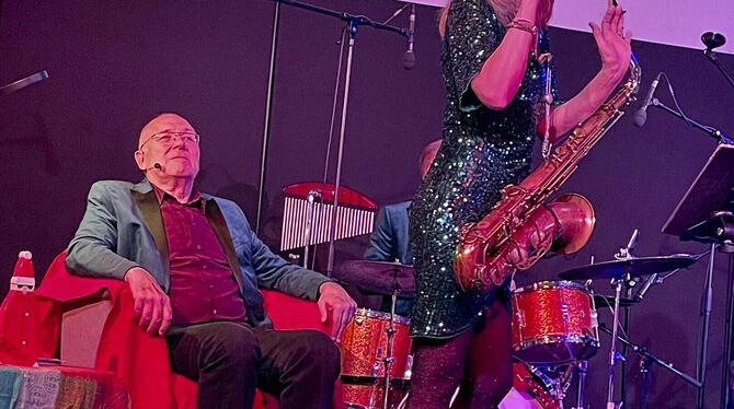 Schauspieler Jo Jung und Ruth Sabadino mit der Krimi-Jazzband Boogaloo begeisterten im Kulturhaus.  FOTO: SCHEURER