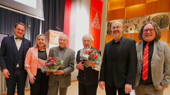 Am Freitagabend wurden in Eningen unter anderen auch Manfred Kehle und Ludwig Wittel (3. und 4. von links) für 75 und 70 Jahre M