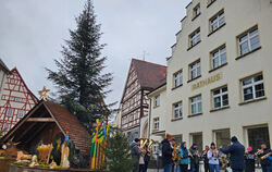 Musikkapellen sorgten für adventliche Klänge auf dem Trochtelfinger Christkindlesmarkt.