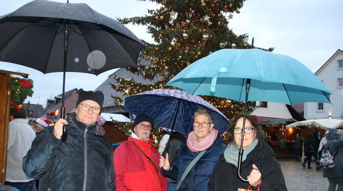 Gut beschirmt waren die Besucher aus Bempflingen auf den dem Metzinger Weihnachtssmarkt unterwegs.