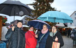 Gut beschirmt waren die Besucher aus Bempflingen auf den dem Metzinger Weihnachtssmarkt unterwegs.