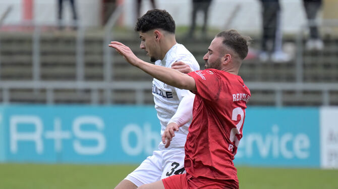 Baden-Wuerttemberg, Fussball, Maenner, OL, Oberliga, Saison 2024/25, wfv Luca Plattenhardt stoppt Halim Eroglu mit vollem Einsatz im letzten Moment.