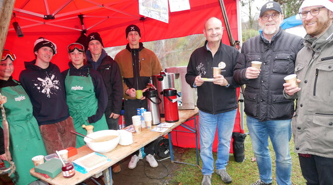 Trotz Regen beste Laune bei der TSG am Wochenende beim Weihnachtszauber, dem besonderen Markt mit Weihnachtsbaumverkauf.