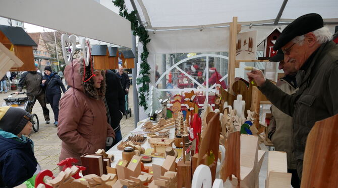 Viel aus Holz und noch viel mehr gab es am Samstag beim Rommelsbacher Weihnachtsmarkt.