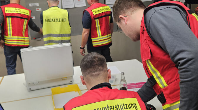 Höchste Konzentration in der Führungsunterstützungsgruppe im Würtinger Gerätehaus..  FOTO: FEUERWEHR