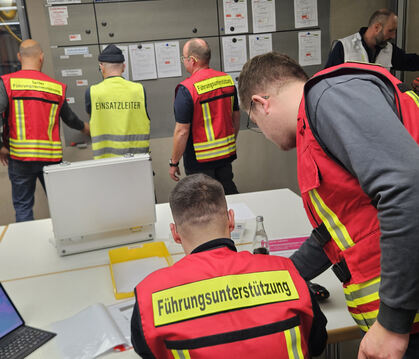 Höchste Konzentration in der Führungsunterstützungsgruppe im Würtinger Gerätehaus..  FOTO: FEUERWEHR