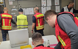 Höchste Konzentration in der Führungsunterstützungsgruppe im Würtinger Gerätehaus..  FOTO: FEUERWEHR