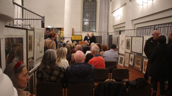 Die Vernissage sorgte wieder für große Resonanz und hohes Spendenaufkommen im Spitalhofsaal.  FOTO: SPIESS