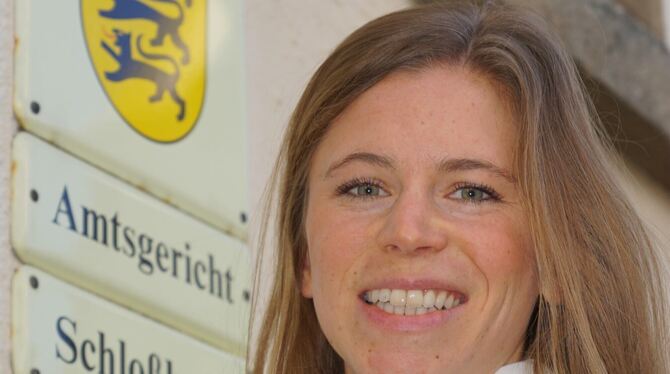 Münsingens neue Amtsrichterin Julia Felbinger hat ihre Arbeit bereits aufgenommen.  FOTO: LENK