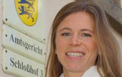 Münsingens neue Amtsrichterin Julia Felbinger hat ihre Arbeit bereits aufgenommen.  FOTO: LENK