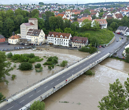 Hochwasser ist in Mittelstadt bekannt - im Luftbild der Neckar.