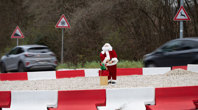 Der bekannte Kreisverkehr im Tübinger Norden hat wieder eine Attraktion: eine Weihnachtsmann-Figur.