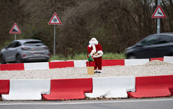 Der bekannte Kreisverkehr im Tübinger Norden hat wieder eine Attraktion: eine Weihnachtsmann-Figur.