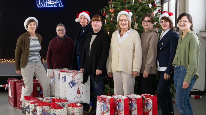 Prall gefüllte Geschenktüten: Die Damen des Inner-Wheel-Clubs Reutlingen-Tübingen (mit Weihnachtsmützen) und die Vertreterinnen