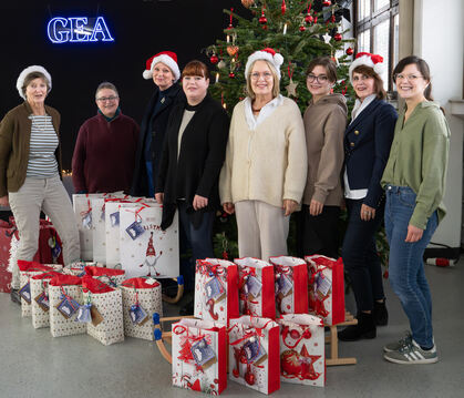 Prall gefüllte Geschenktüten: Die Damen des Inner-Wheel-Clubs Reutlingen-Tübingen (mit Weihnachtsmützen) und die Vertreterinnen 