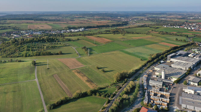 Die geplante Endelbergtrasse durchquert das Gebiet zwischen dem Ofterdinger Friedhof (links oben) und der Bahnlinie im Vordergru