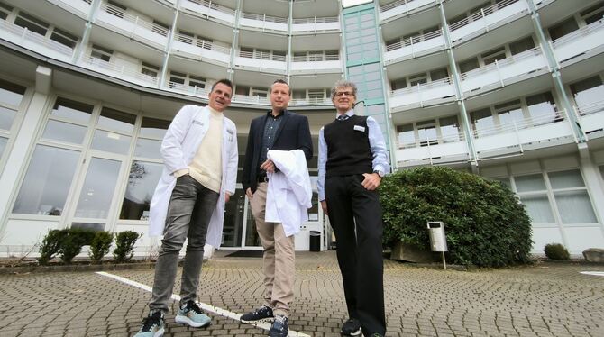 Chefarzt-Wechsel an den Fachkliniken Hohenurach: Professor Christoph Ihle (Mitte) steht ab dem nächsten Jahr der Orthopädie vor