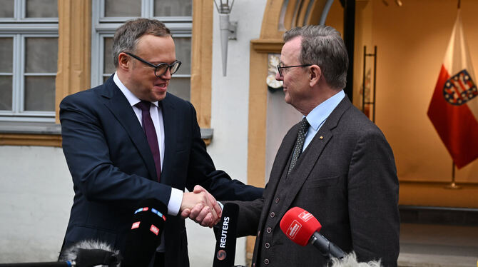 Der neu gewählte Ministerpräsident Mario Voigt (CDU, l) und der frühere Ministerpräsident Bodo Ramelow (Die Linke) geben sich vo