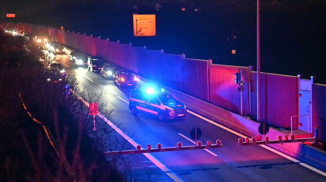 Ab 19.50 Uhr ging am Dusslinger Tunnel, der die B27 vierspurig unter Dußlingen hindurchführt, nichts mehr. Die Schranke ist unte