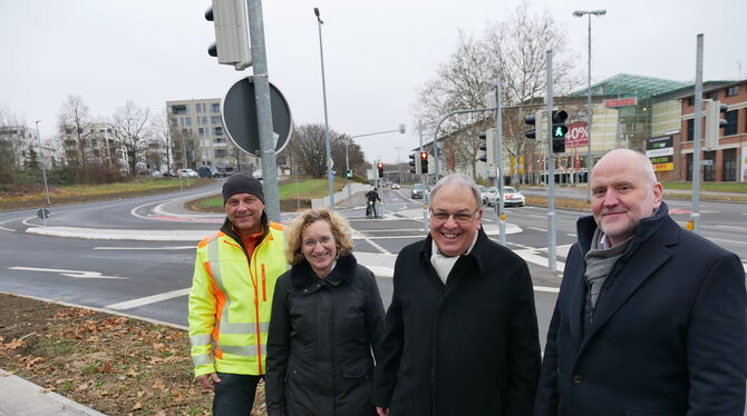 So sieht er aus, der nagelneue Anschlussknoten für die Justinus-Kerner-Straße an die Schieferstraße B 28, der von (von links) Fr