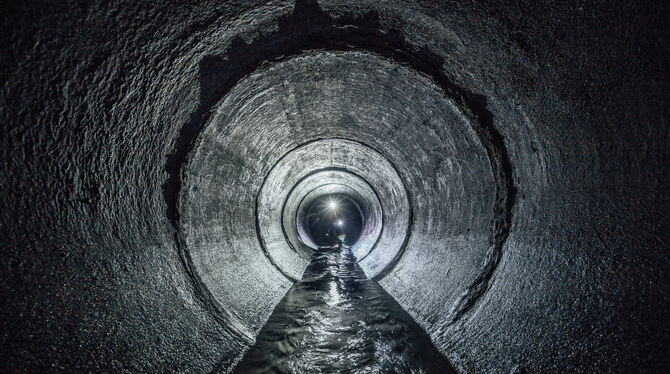 diggers, underground, river, sewer, light, lantern, tube, concept, round, water, architecture, empty, wall, dark, view, urban, d Die Abwasserbeseitigung ist eine aufwendige Sache.