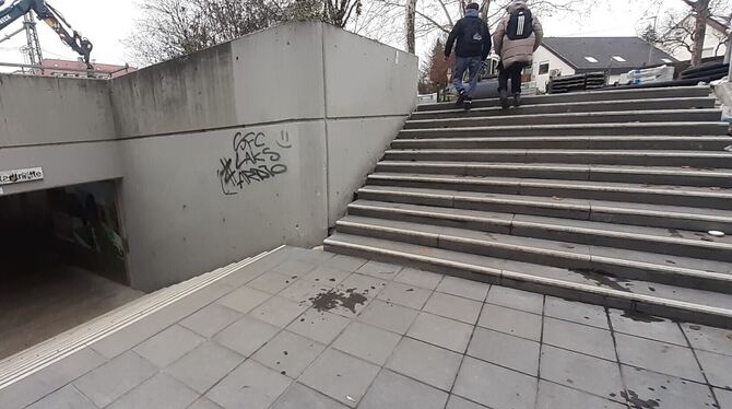 Endlich wieder zugänglich: die Treppe vom Öschweg zur Metzinger Bahnhof-Unterführung