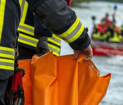 Übung der Feuerwehr zu einer Ölhavarie