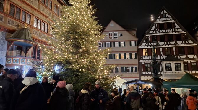 Tausende drängten am Samstagabend auf dem Tübinger Weihnachtsmarkt durch die Altstadtgassen und auf dem Marktplatz.