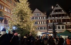 Tausende drängten am Samstagabend auf dem Tübinger Weihnachtsmarkt durch die Altstadtgassen und auf dem Marktplatz.