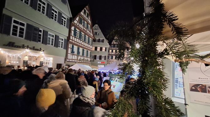 Glühwein gegen die Kälte: 70 Vereine boten Heißgetränke und Essbares an.