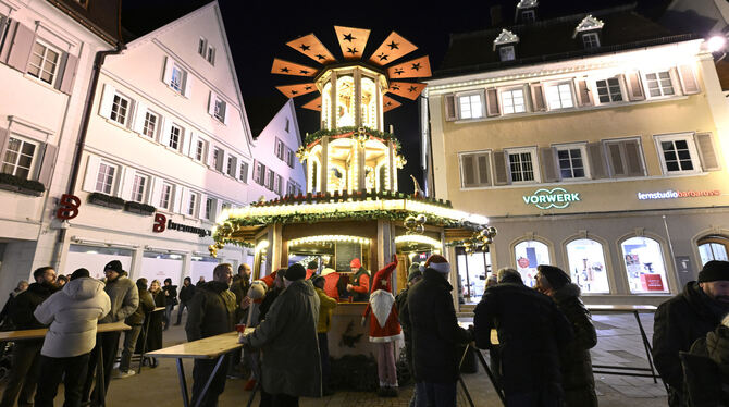 Die Glühweinpyramide auf dem Reutlinger Marktplatz: Am Freitagabend ist die Besucherzahl recht überschaubar.