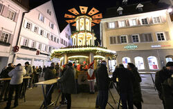 Die Glühweinpyramide auf dem Reutlinger Marktplatz: Am Freitagabend ist die Besucherzahl recht überschaubar.