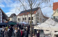 Bereits zur Eröffnung des Christkindlesmarkts in Walddorf zur Mittagszeit sind die Bewohner Walddorfhäslachs in der Ortsmitte