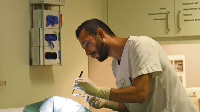 Ein Chirurg behandelt einen Patienten in der Notaufnahme des Klinikums am Steinenberg.