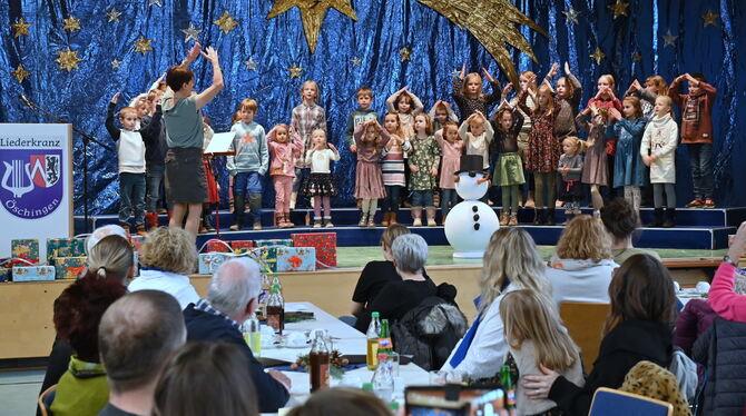 Der Öschinger Kinderprojektchor und ein Innenraum-Schneemann.