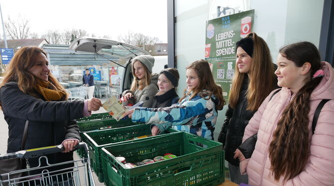 Eifrig Lebensmittelspenden gesammelt haben am Samstag Schülerinnen und Schüler der Merian Schule in Gomaringen, Dusslingen und N