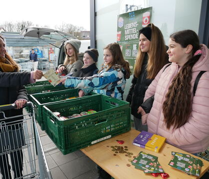 Eifrig Lebensmittelspenden gesammelt haben am Samstag Schülerinnen und Schüler der Merian Schule in Gomaringen, Dusslingen und N