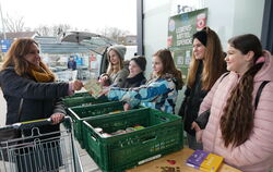 Eifrig Lebensmittelspenden gesammelt haben am Samstag Schülerinnen und Schüler der Merian Schule in Gomaringen, Dusslingen und N