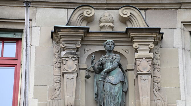 Justitia an der Fassade des Amtsgerichts Reutlingen. Hinter der Fassade geht es um einen Angriff eines Mannes auf seine Partneri