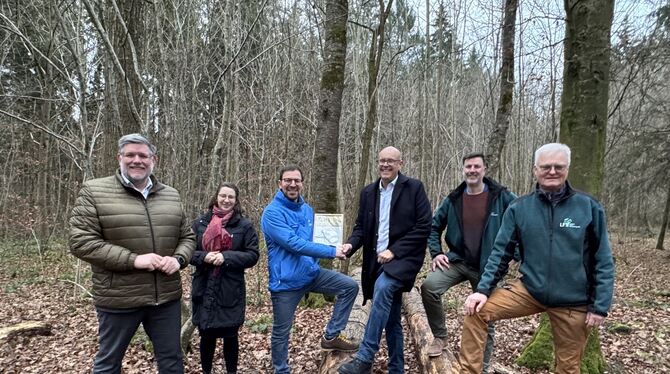 Gruppenfoto mit Auszeichnung: Landrat Ulrich Fiedler (links), Greta Schirmer-Förster vom Landkreis-Dezernat Nachhaltigkeit, Nabu