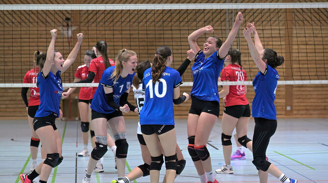 Riesenjubel bei den Frauen der TSG Reutlingen nach dem 3:0-Sieg im Oberliga-Spitzenspiel gegen den TV Rottenburg. FOTO: BAUR Riesenjubel bei den Frauen der TSG Reutlingen nach dem 3:0-Sieg im Oberliga-Spitzenspiel gegen den TV Rottenburg. FOTO: BAUR