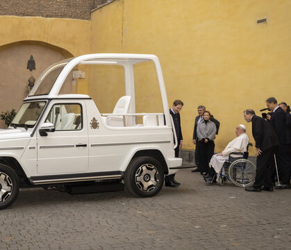 Feierliche Übergabe des Papamobils im Vatikan: Demnächst ist Papst Franziskus nicht nur elektrisch, sondern auch barrierefrei un