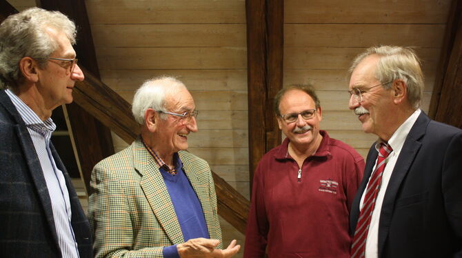 Johannes Rothmund, Willi Kemmler und Klaus Rilling von der Gomaringer Bürgerstiftung im Gespräch mit Alt-Regierungspräsident und